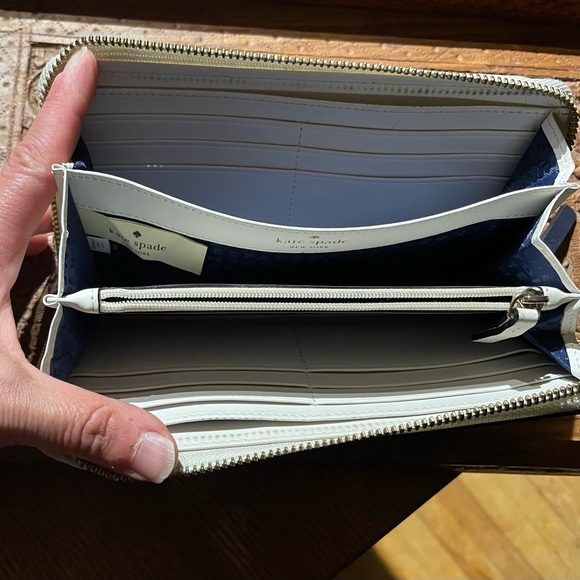 Kate Spade wallet, zipper enclosure - Picture 8 of 16